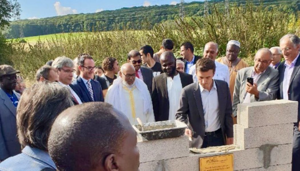 Le député LREM Aurélien Taché pose la première pierre d’une mosquée