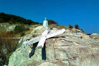 En Grèce, une croix monumentale détruite par les pro-migrants sous prétexte d’esprit de croisade. Mais qui est chez qui?