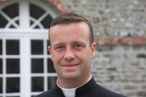 Depuis quelques décennies, un mouvement général de sécularisation du prêtre s’est emparé du clergé