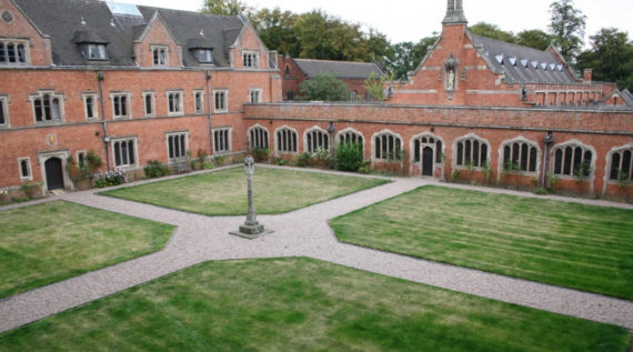 Un prêtre dénonce la sous-culture de l’homosexualité du grand séminaire britannique