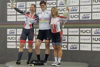Un homme remporte une épreuve du Championnat du Monde de cyclisme féminin