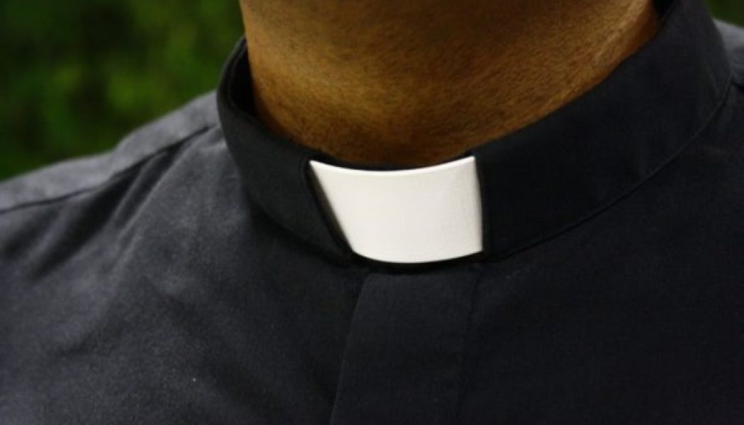 Un couple poursuivi pour fausses accusations de pédophilie contre un prêtre