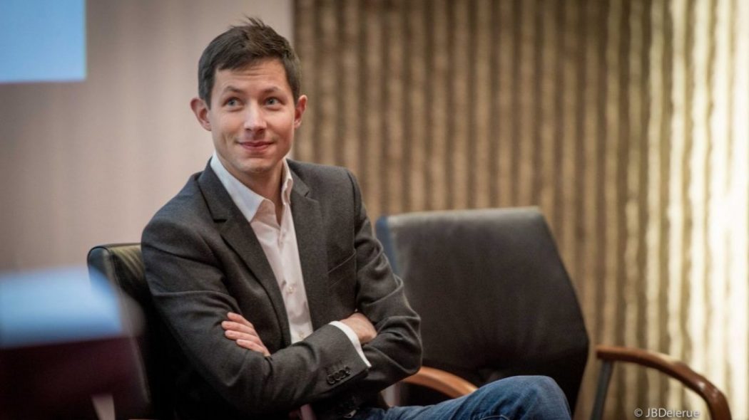 Exercice délicat que de vouloir philosopher et faire de la politique tout à la fois…