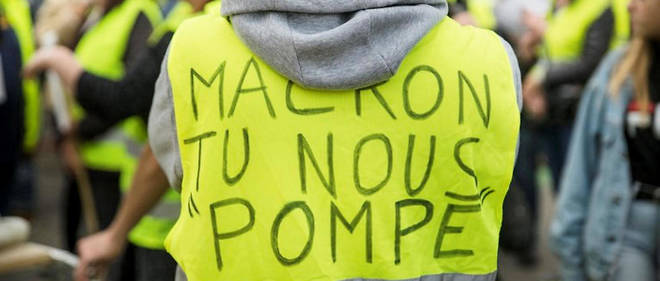 Les gilets jaunes commencent à s’en prendre aux symboles de l’Etat