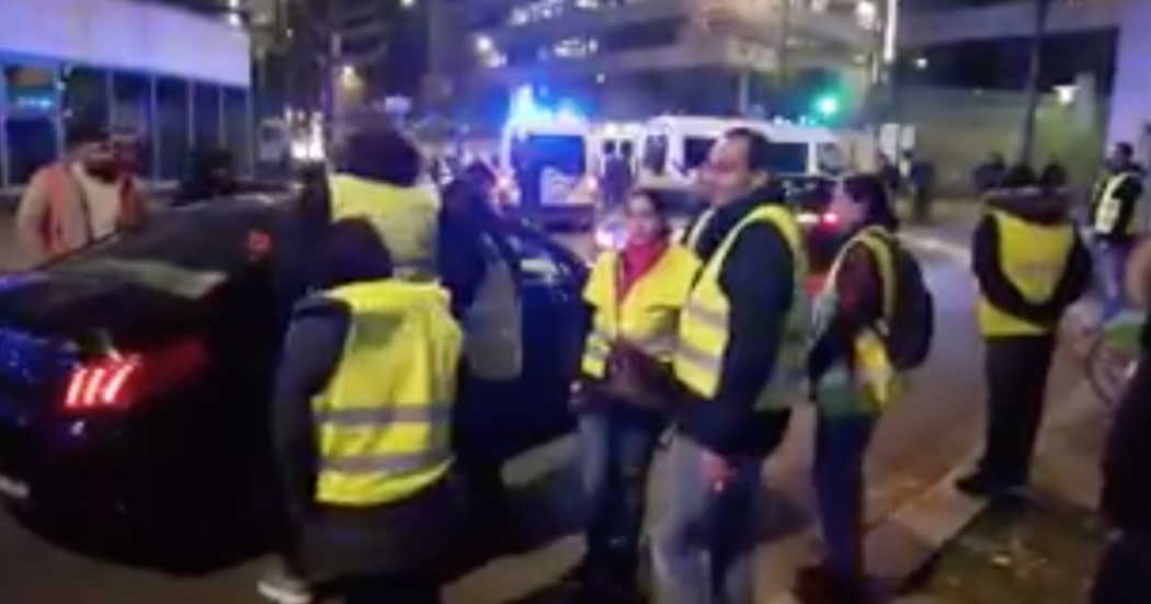 Quand Edouard Philippe parle à la TV, les gilets jaunes viennent bloquer les locaux