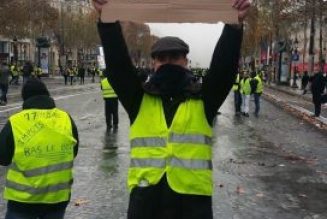 Des chemises brunes aux gilets jaunes : le ridicule ne tue pas.