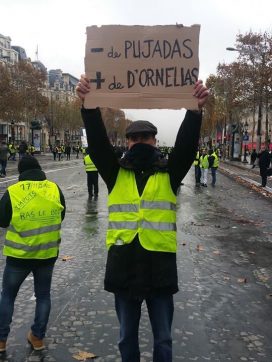 Des chemises brunes aux gilets jaunes : le ridicule ne tue pas.