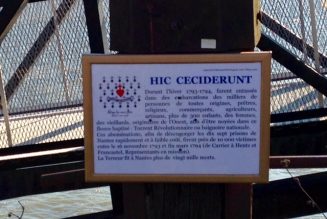 Un panneau honorant les 10 000 martyrs noyés par la Terreur républicaine à Nantes