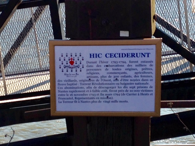 Un panneau honorant les 10 000 martyrs noyés par la Terreur républicaine à Nantes