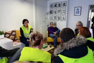 Le député LREM de la Manche Sonia Krimi en gilet jaune