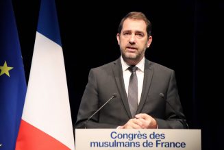 Christophe Castaner parle islam de France…au milieu des livres djihadistes