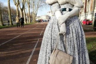 Trop chic dans sa robe belle époque, elle est refoulée du château de Versailles