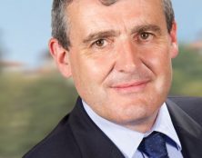 Si vous passez sur un pont et voyez quelqu’un s’apprêter à franchir le parapet pour se jeter à l’eau, que ferez-vous ?