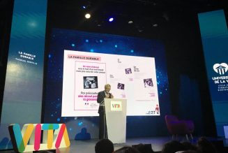 Une conférence sous protection policière. En France