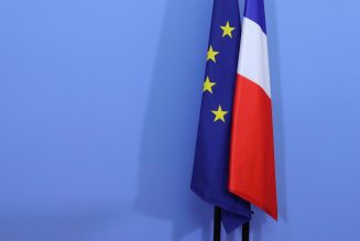 Le drapeau européen désormais obligatoire dans les classes “grâce” à un amendement LR