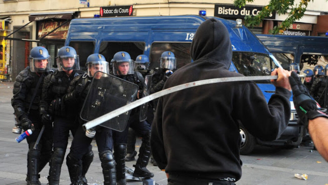 Guérillas en France : les émeutes s’étendent