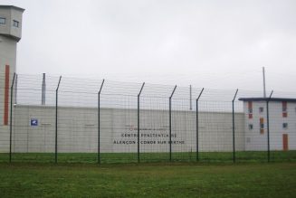 Converti à l’islam, un détenu poignarde deux surveillants