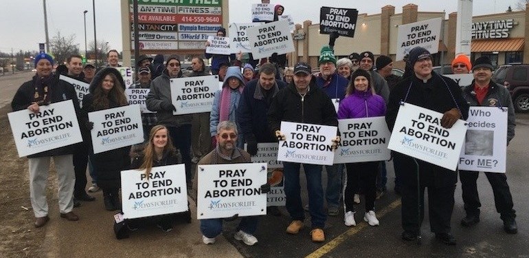 Interdiction de prier en public contre l’avortement ? 40 jours pour la vie gagne à nouveau au tribunal