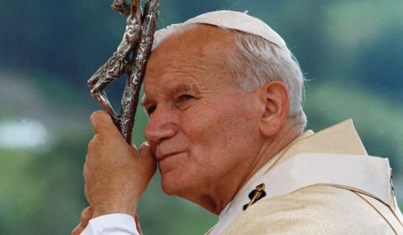 Saint Jean-Paul II : l’administration d’eau et de nourriture, même à travers des voies artificielles, représente toujours un moyen naturel de maintien de la vie