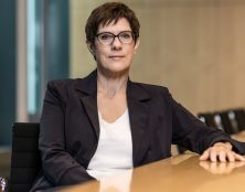 La claque d’AKK à Macron