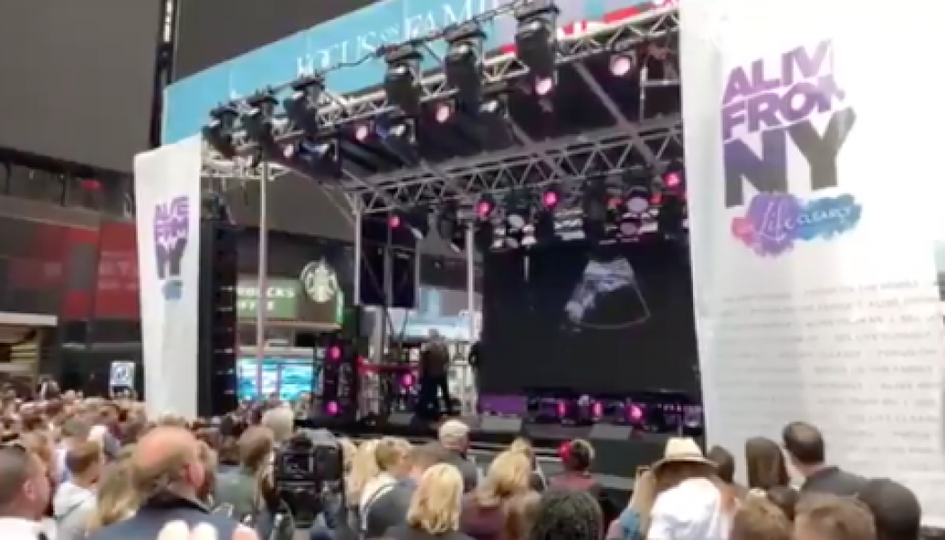 Une échographie sur écran géant à New York pour défendre la vie