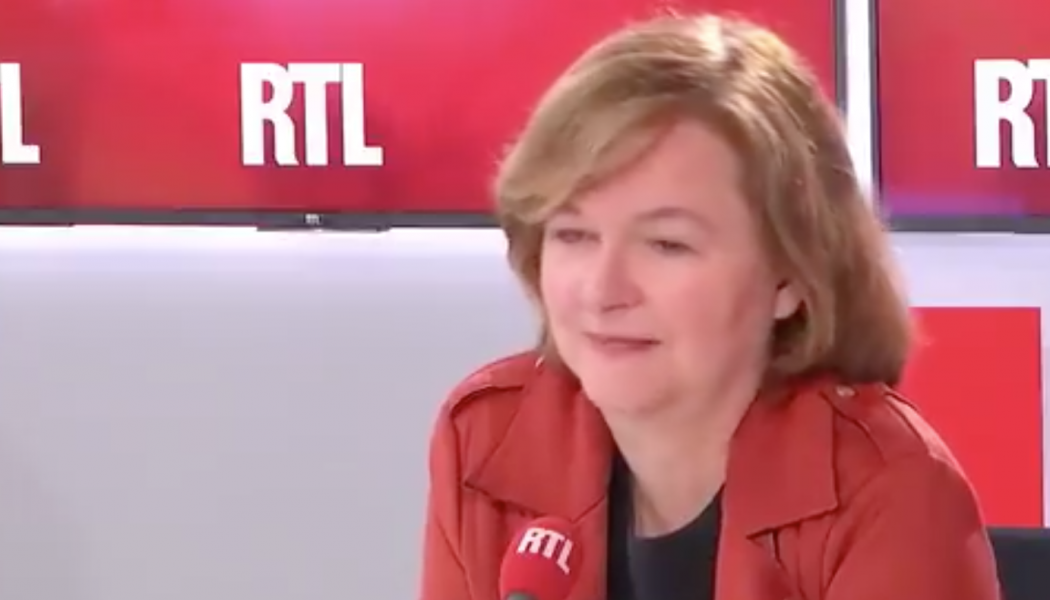 Loiseau joue du pipeau