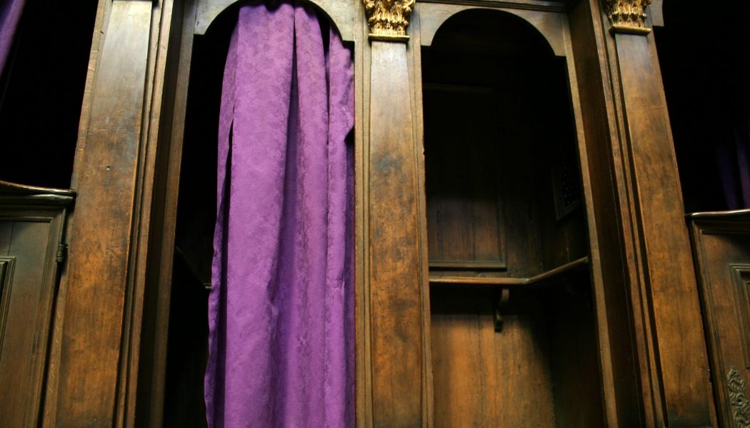 Attaque mondiale contre le secret de la confession
