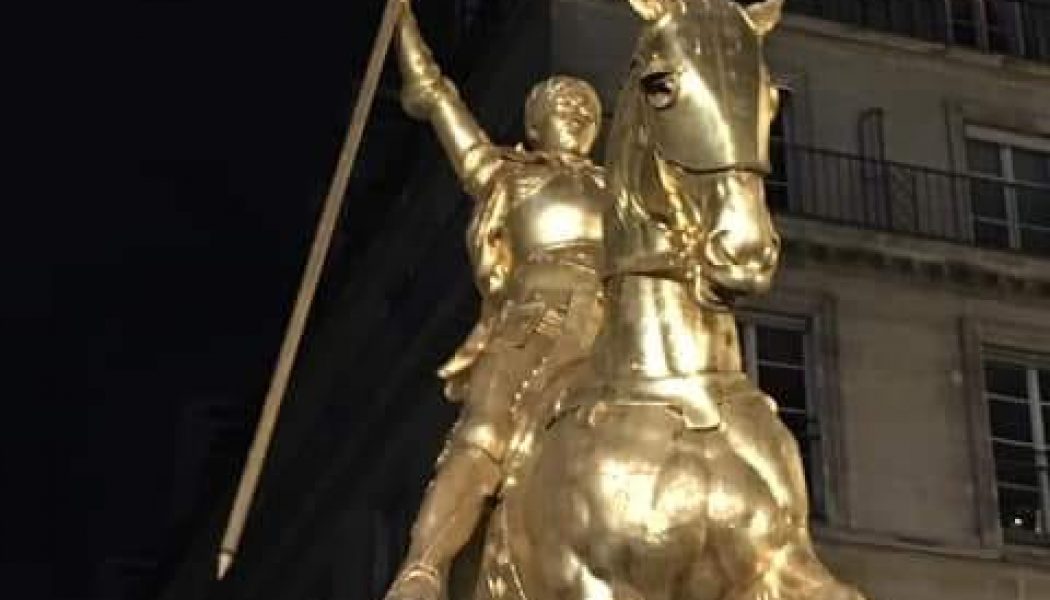 Paris : l’étendard de sainte Jeanne d’Arc a été brisé