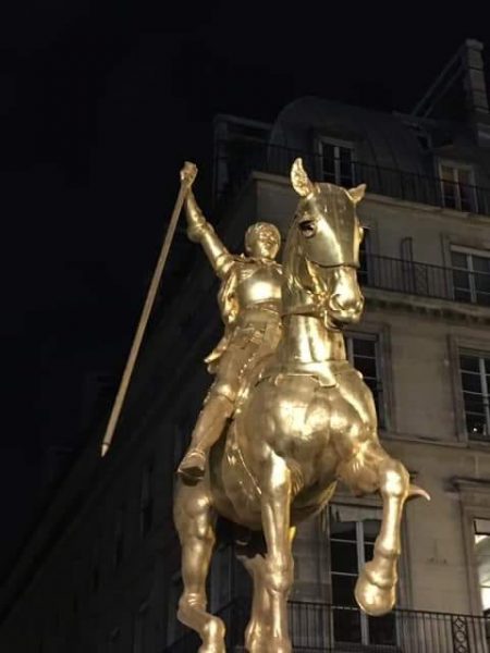 L’étendard de la statue de Jeanne d’Arc n’a pas été vandalisé mais est en réparation