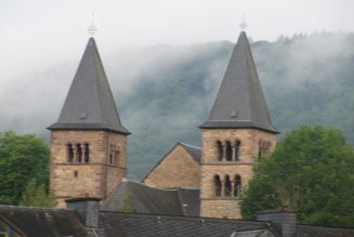 La procession dansante de saint Willibrord a eu lieu à Echternach au Luxembourg