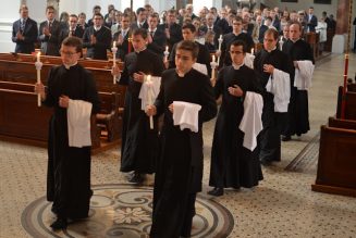 Le retour de la soutane chez les prêtres français