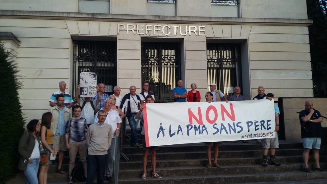 Les Sentinelles des pères devant la préfecture de Nantes, contre l’extension de la PMA