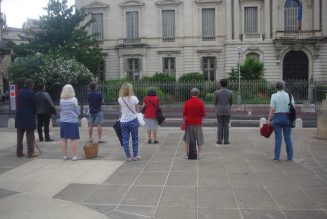 Des Sentinelles de Montpellier manifestent devant la Préfecture leur solidarité avec Monsieur Vincent Lambert