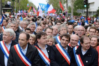 Bioéthique : tandis que les LGBT grognent encore, les élus LR affichent leur timidité