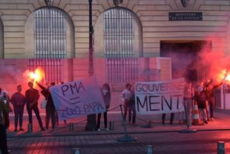 Des Parisiens devant le ministère de la justice