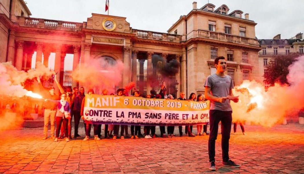 Loi sur la bioéthique : manifestation devant l’Assemblée nationale