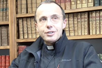 Mgr Eychenne bénit les manifestants
