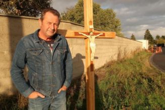 Un maire athée réinstalle un calvaire disparu