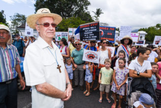 Mgr Aubry avec les manifestants anti-PMA à La Réunion