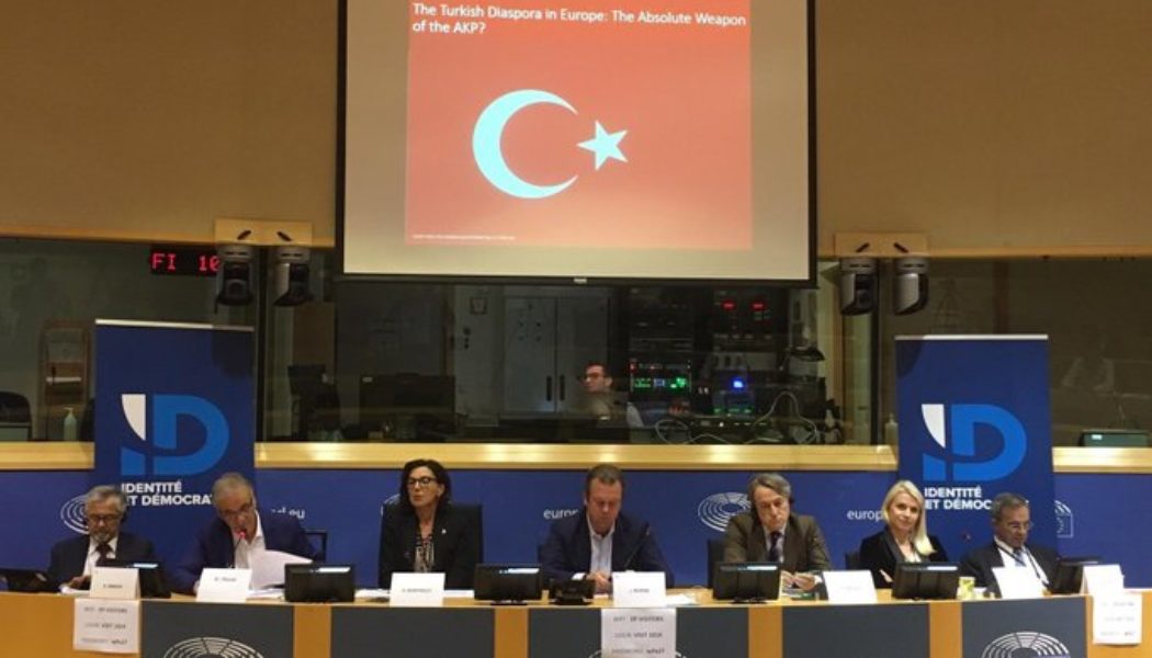Pendant que la Turquie bombarde les Kurdes, l’UE n’interrompt pas les négociations d’adhésion