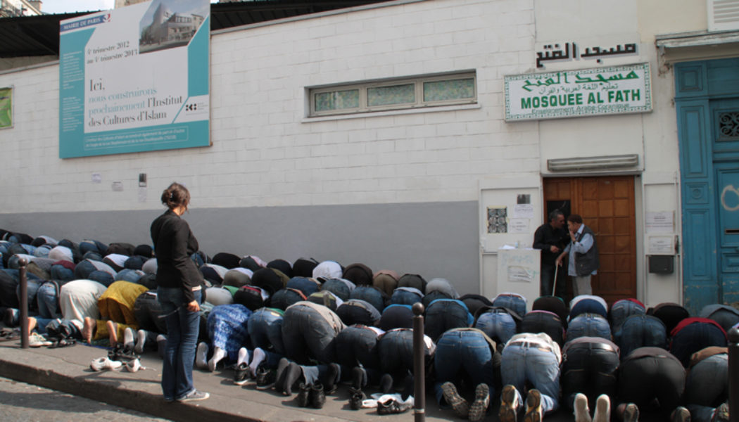 Pendant ce temps-là, devant une mosquée de Paris dans le 18ème arrondissement…