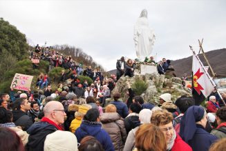 Une fête de Notre-Dame des Neiges pas comme les autres : 1 000 pèlerins et 150 anarchistes “se retrouvent”…