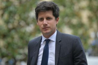 Un ministre va être payé pendant deux mois à faire campagne contre le bilan des mairies RN