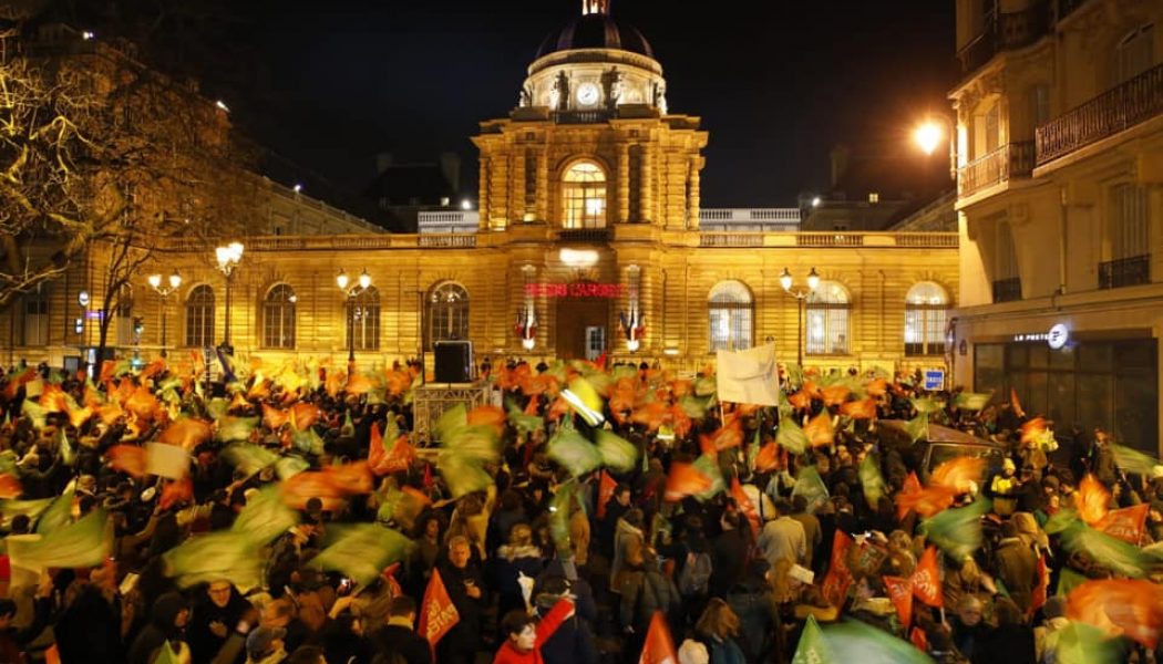 Rendez-vous jeudi 23 janvier à 19h devant le Sénat ! N’oubliez pas vos casseroles et vos sifflets pour réveiller les sénateurs