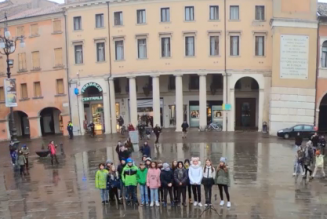 Des collégiens italiens chantent le Puer Natus sur une place publique