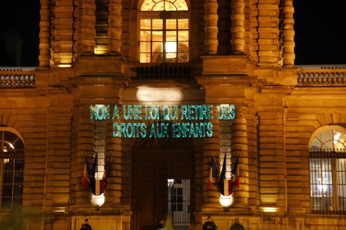 La Manif Pour Tous manifeste de nouveau ce soir à 19h devant le Sénat pour dire non à la PMA sans père. Et demain aussi !
