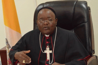 L’archevêque catholique de Kampala, en Ouganda, décrète qu’aucun catholique ne peut recevoir la Sainte Communion dans la main
