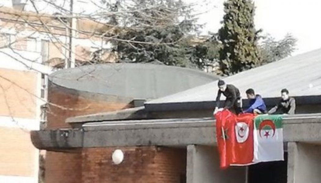 Albi : des musulmans placent des drapeaux algériens, marocains et tunisiens sur le toit de l’église Saint-Jean