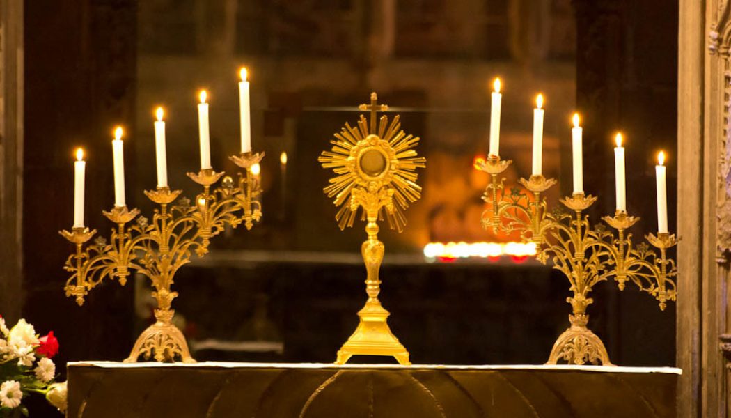 Qu'est-ce que la communion de désir ou communion spirituelle Adoration_eucharistique-1050x600