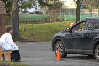 Face au coronavirus, des confessions en mode “drive-in” aux Etats-Unis